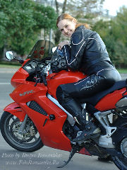 FotoRomantika: Moscow lady-biker <a href='/?p=albums&gallery=outdoor&image=4011090004'>☰</a>